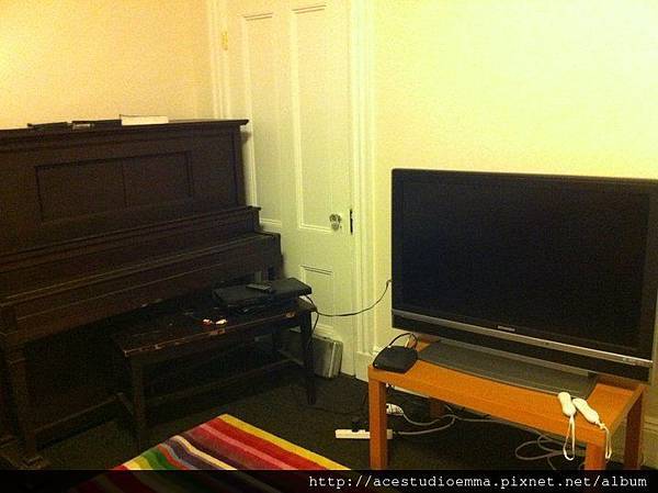 還有電視和鋼琴.jpg