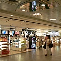 豋機前的免稅商店街