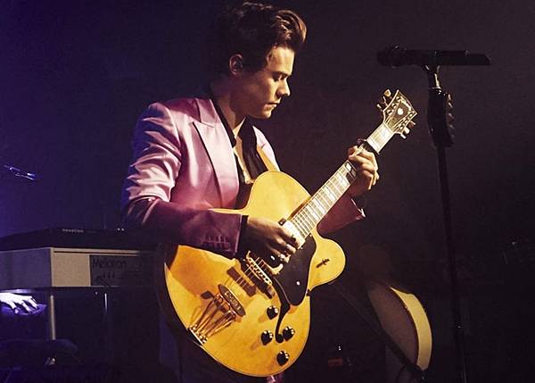 170515_MUSIC_Harry-guitarsolo.jpg.CROP.promo-xlarge2.jpg