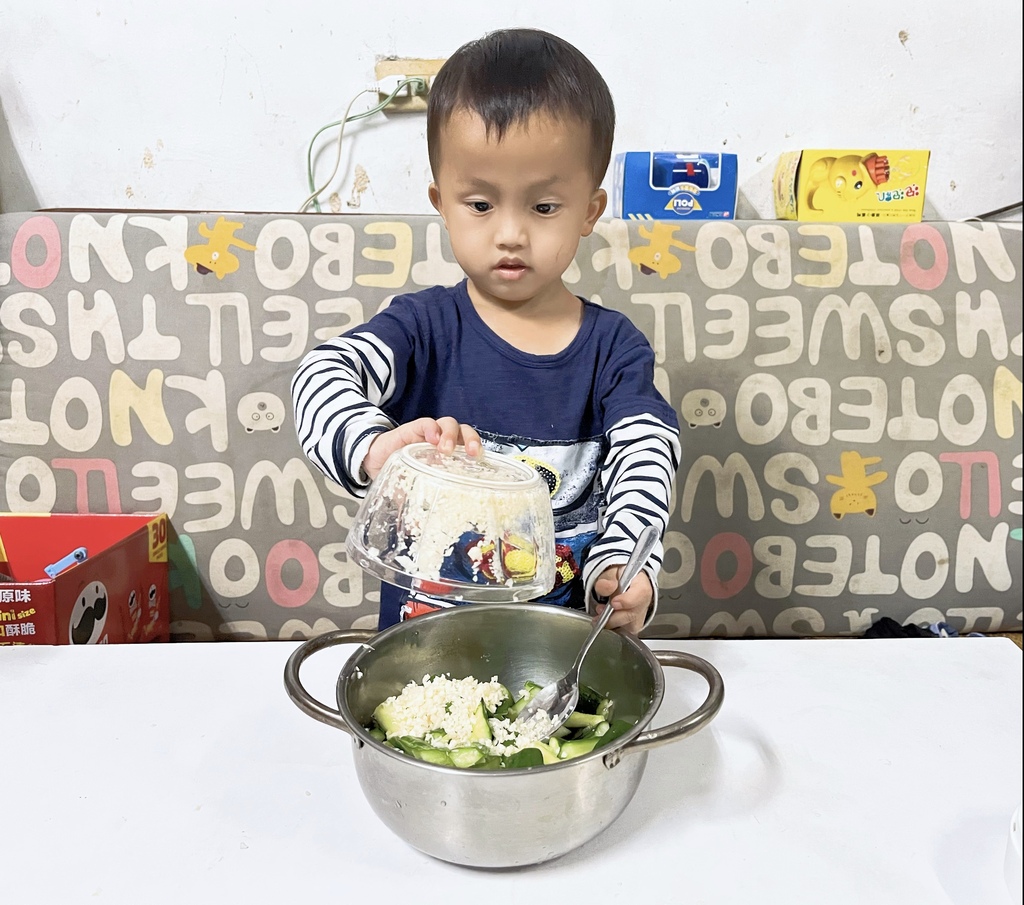 涼拌小黃瓜。簡易版食譜。親子料理。簡單美味的涼拌小菜，夏日開