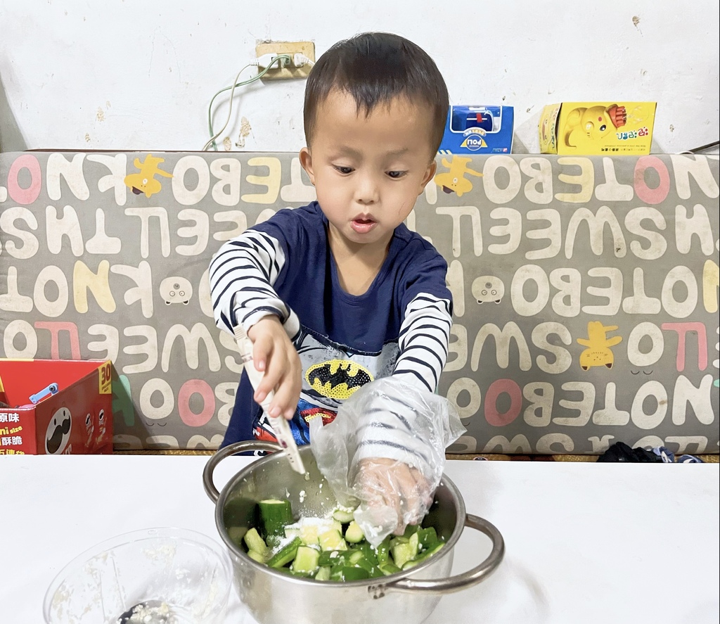 涼拌小黃瓜。簡易版食譜。親子料理。簡單美味的涼拌小菜，夏日開