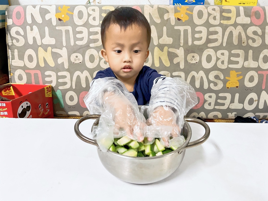 涼拌小黃瓜。簡易版食譜。親子料理。簡單美味的涼拌小菜，夏日開