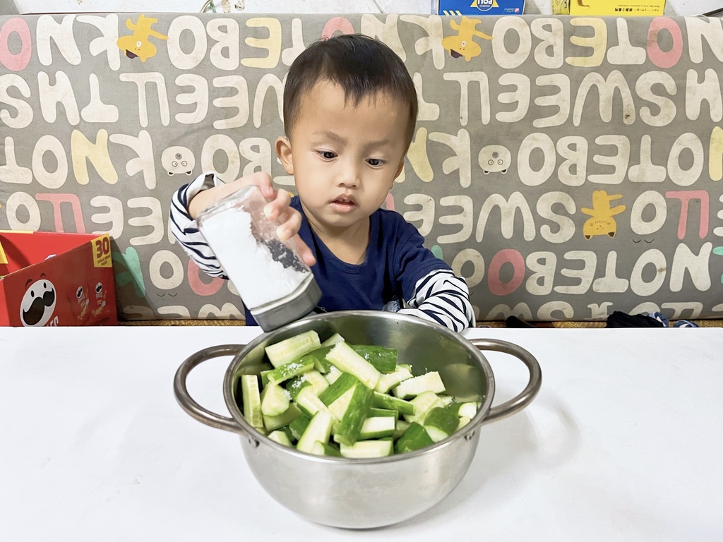 涼拌小黃瓜。簡易版食譜。親子料理。簡單美味的涼拌小菜，夏日開