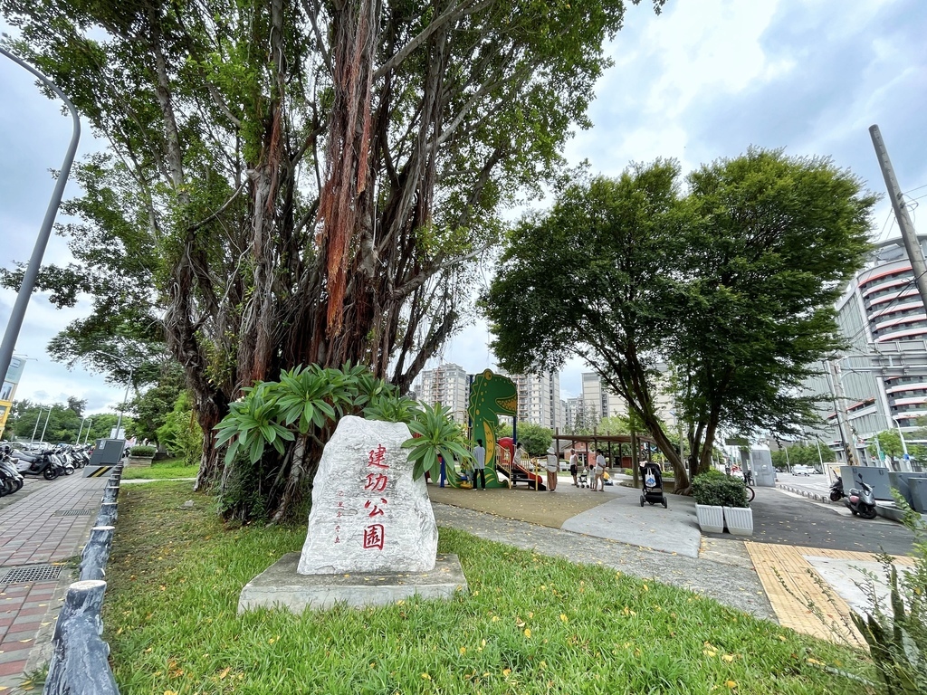 建功公園。新竹親子公園。近將軍村。麻雀雖小五臟俱全的公園，可