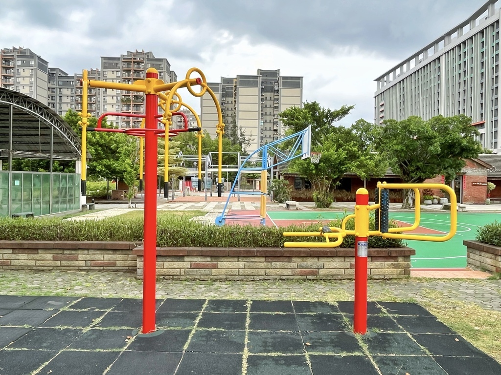 建功公園。新竹親子公園。近將軍村。麻雀雖小五臟俱全的公園，可