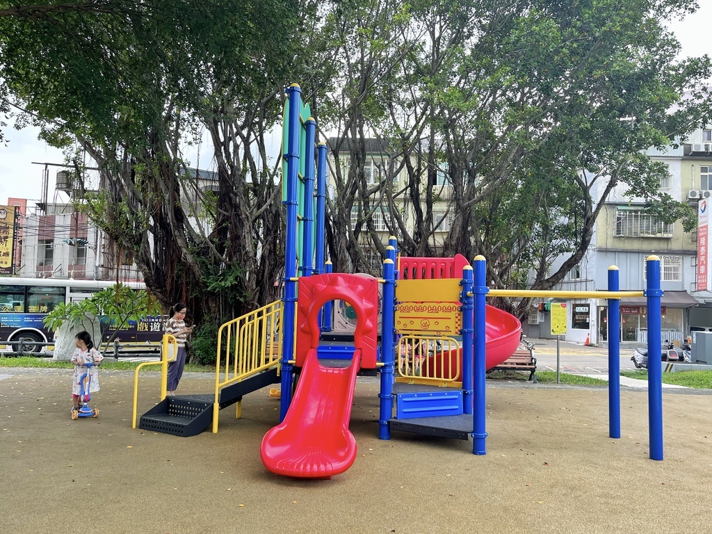 建功公園。新竹親子公園。近將軍村。麻雀雖小五臟俱全的公園，可