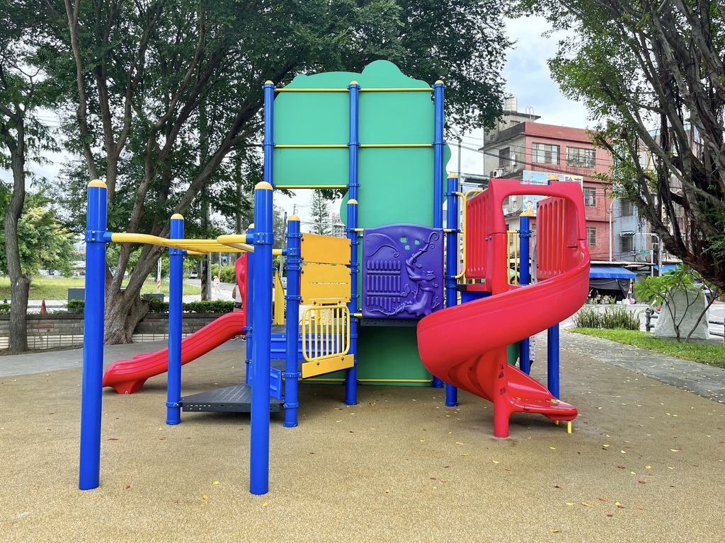 //新竹東區// 建功公園。新竹親子公園。近將軍村。麻雀雖小