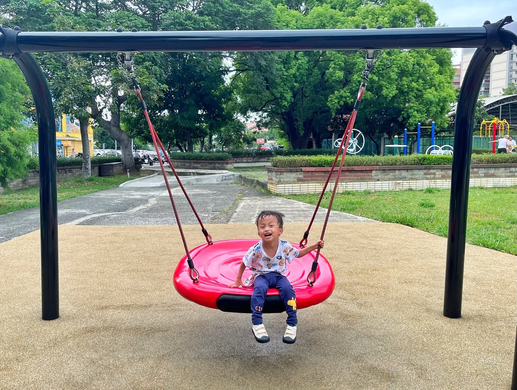 建功公園。新竹親子公園。近將軍村。麻雀雖小五臟俱全的公園，可