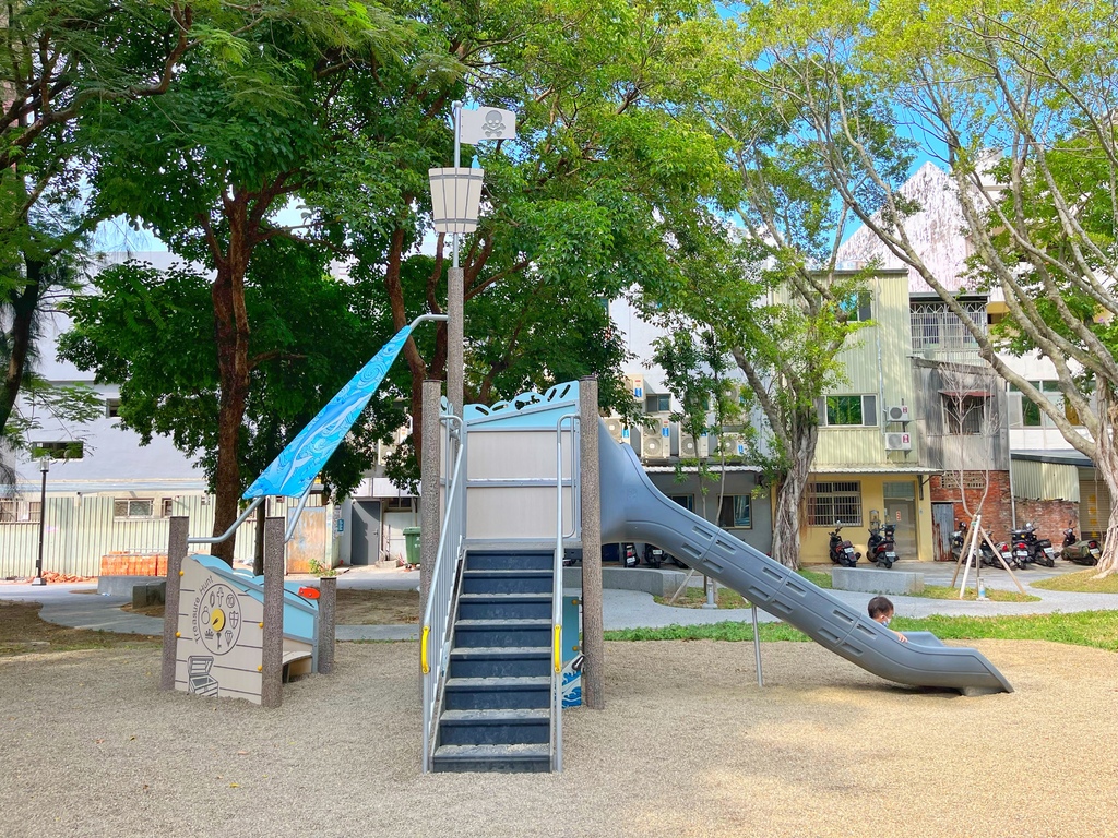 民族公園。近新竹國賓大飯店。藏身在鄰里巷弄內的綠意公園，海盜