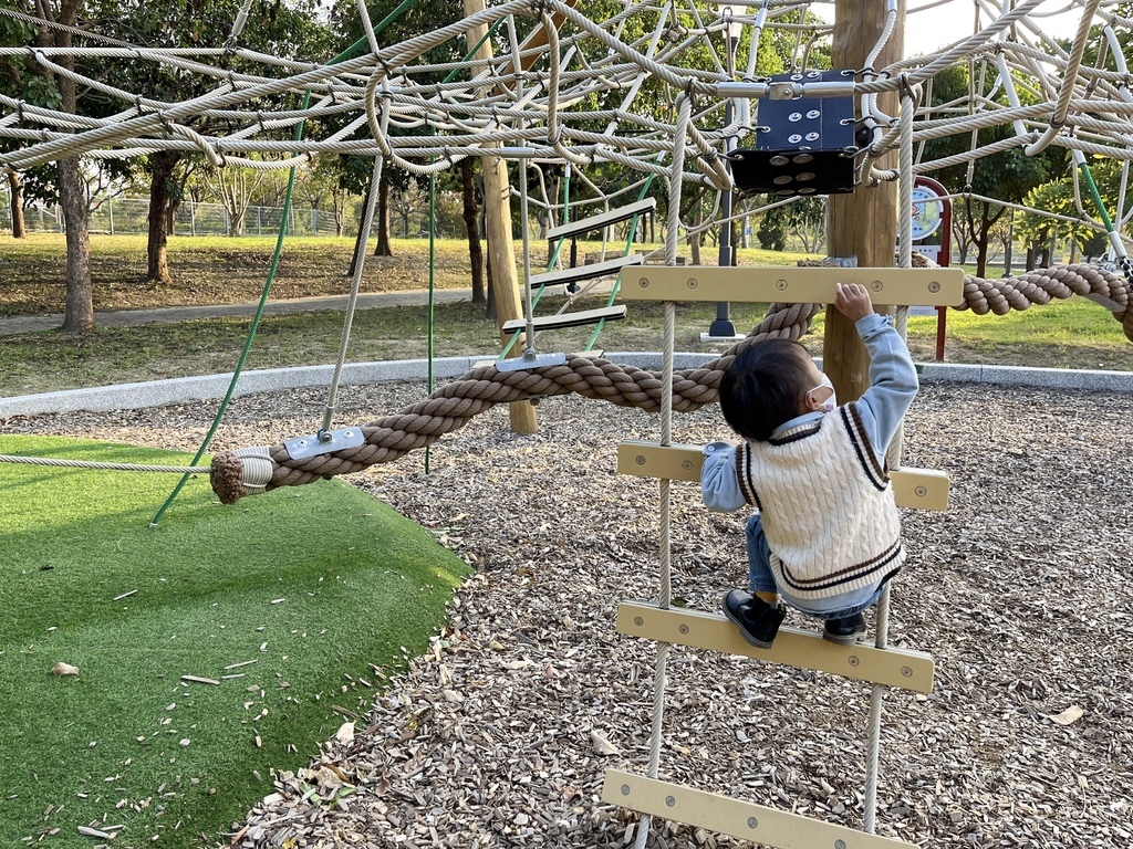 小猴子森林公園。公25公園。小竹繪本主題遊戲場。九個盪鞦韆一