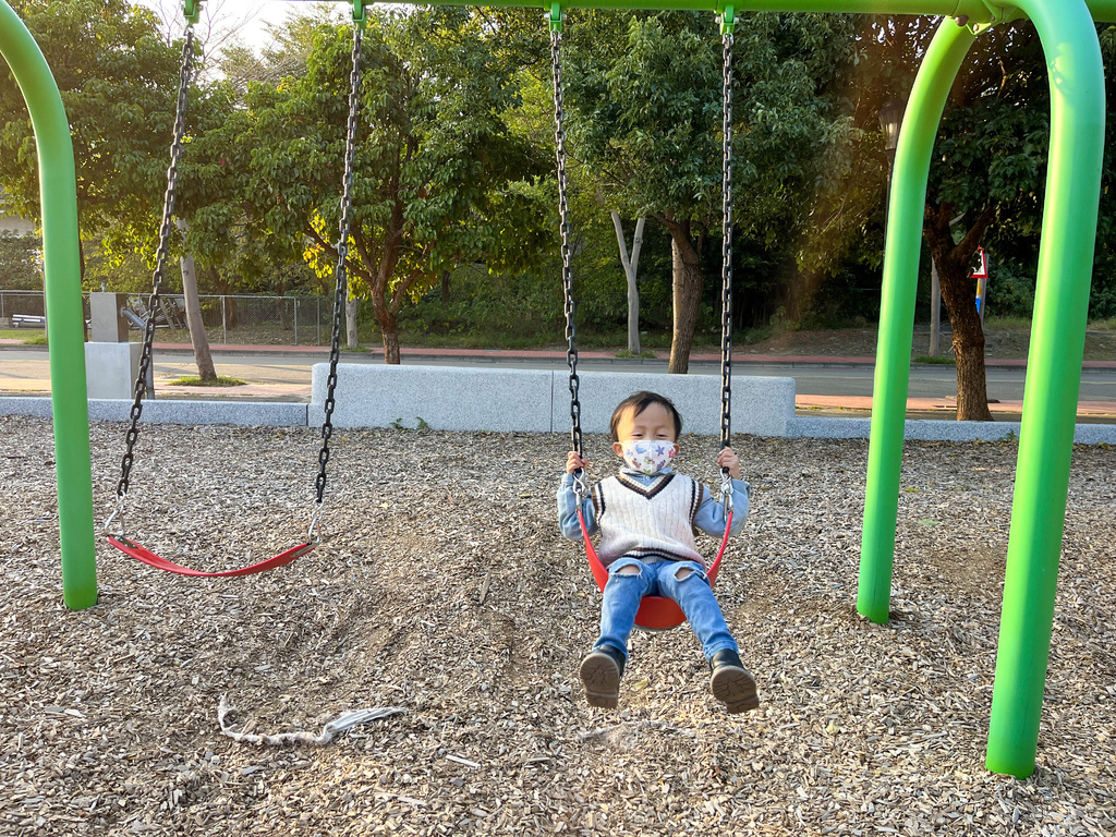 小猴子森林公園。公25公園。小竹繪本主題遊戲場。九個盪鞦韆一