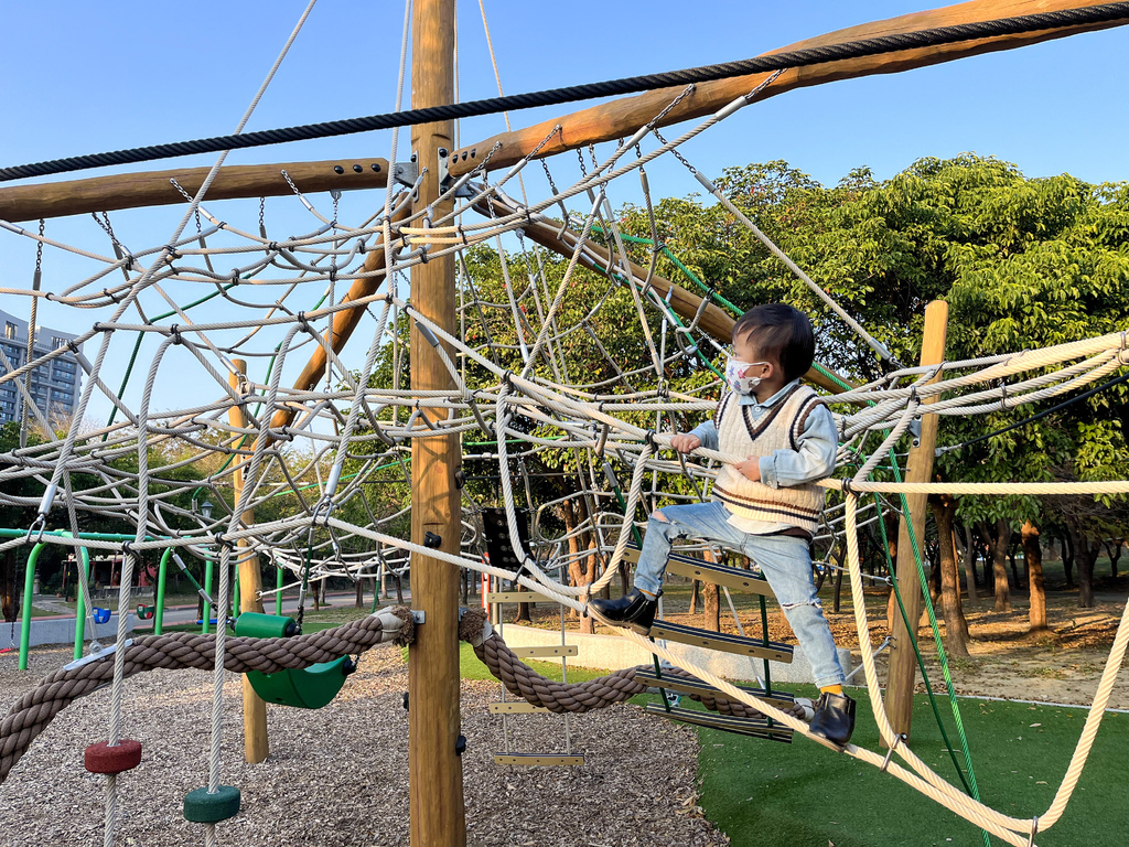 小猴子森林公園。公25公園。小竹繪本主題遊戲場。九個盪鞦韆一