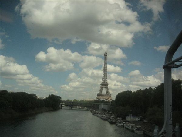 在火車上看巴黎鐵塔