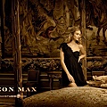 Rosie_Huntington-Whiteley_for_Leon_Max_Fall_2010_02.jpg