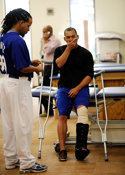 Manny+Ramirez+signs+Los+Angeles+Dodgers+J2HUbIbrMKhl.jpg