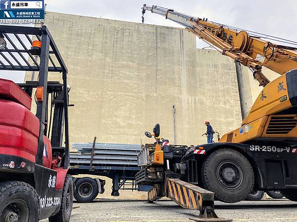 桃園蘆竹鋼構搬運吊掛安裝 KATO SR-250 25噸螃蟹吊車 MITSUBISHI 2.5噸堆高機 桃園蘆竹鋼構搬運吊掛安裝 KATO SR-250 25噸螃蟹吊車 MITSUBISHI 2.5噸堆高機