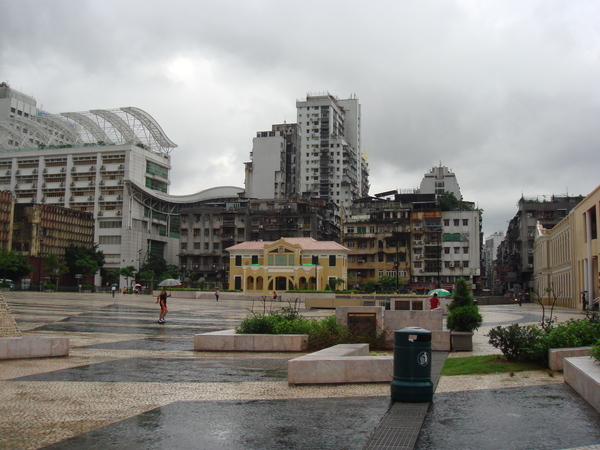 烏雲下的一片溼地