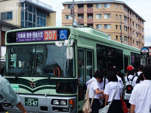 第一站是要到清水寺, 我們搭乘207號公車 (金閣寺站下車)