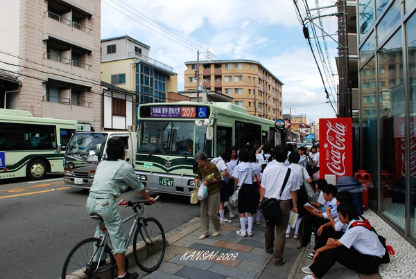 到站後很多學生跟著也要上車