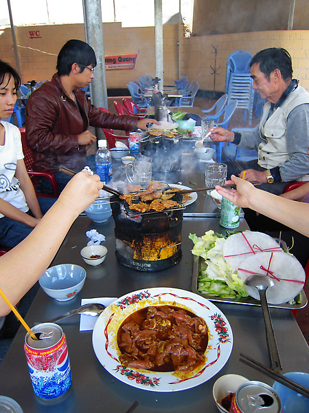 中午吃烤羊肉、羊肉火鍋, 夾著很像塑膠片的東西吃~