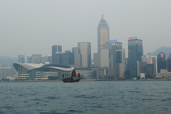今天香港天氣是陰天, 拍起來都灰灰的