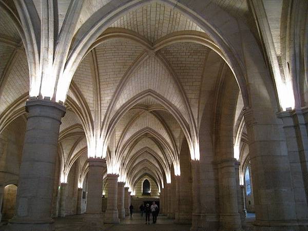 巴黎古監獄一入口映入眼簾的拱型柱子