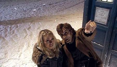 2x00-The-Christmas-Invasion-Screencaps-Doctor-Rose-badwolf-tenth-rose-3530080-640-368.jpg