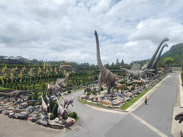 泰國芭達雅童年回憶殺!東芭樂園恐龍世界大爆走+海邊美食一日 泰國芭達雅童年回憶殺!東芭樂園恐龍世界大爆走+海邊美食一日