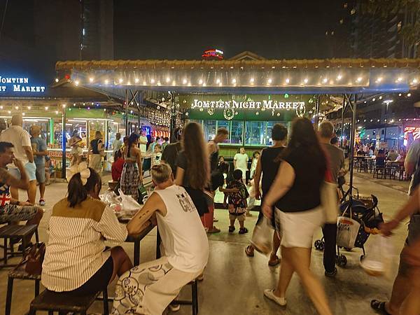 泰國芭達雅童年回憶殺!東芭樂園恐龍世界大爆走+海邊美食一日 泰國芭達雅童年回憶殺!東芭樂園恐龍世界大爆走+海邊美食一日