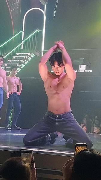 《首爾限定的心跳體驗!弘大Touch5猛男秀初體驗,讓眼睛與 《首爾限定的心跳體驗!弘大Touch5猛男秀初體驗,讓眼睛與