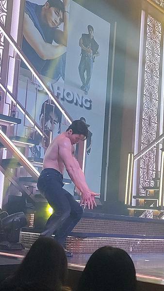 《首爾限定的心跳體驗!弘大Touch5猛男秀初體驗,讓眼睛與 《首爾限定的心跳體驗!弘大Touch5猛男秀初體驗,讓眼睛與