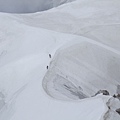 正在雪地健行的人