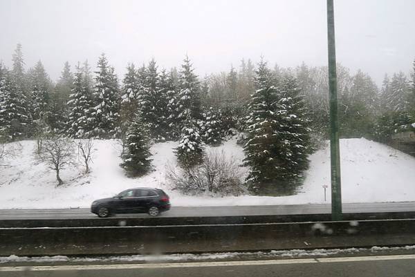 前往盧森堡途中的雪景01.JPG