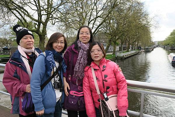 阿姆斯特丹運河遊船旁13.JPG