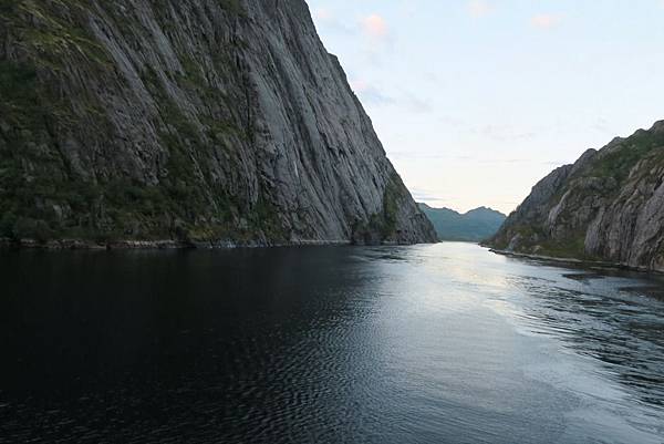 HURTIGRUTEN郵輪晚上11點半進入峽灣景緻 (2).JPG