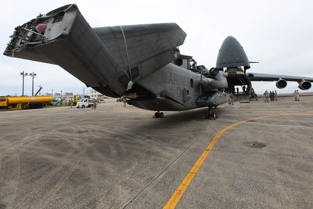 20130929-USAF C-5A unloads a USMC CH-53E.jpg