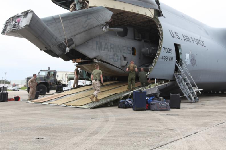 20130929-USAF C-5A unloads a USMC CH-53E (4).jpg