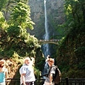 我們常可以在明信片上看到Multnomah falls的風景 (We can find Multnomah falls landscape in many postcards)