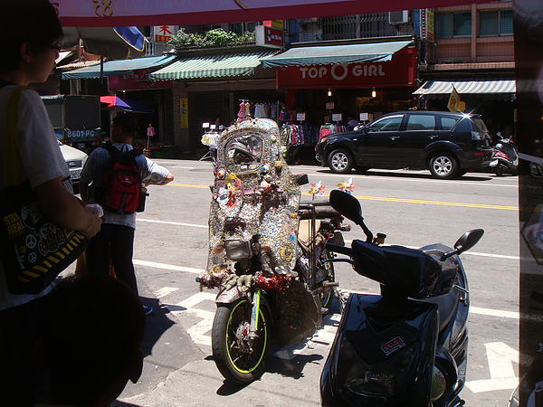 bling bling motorcycle on the street2.JPG