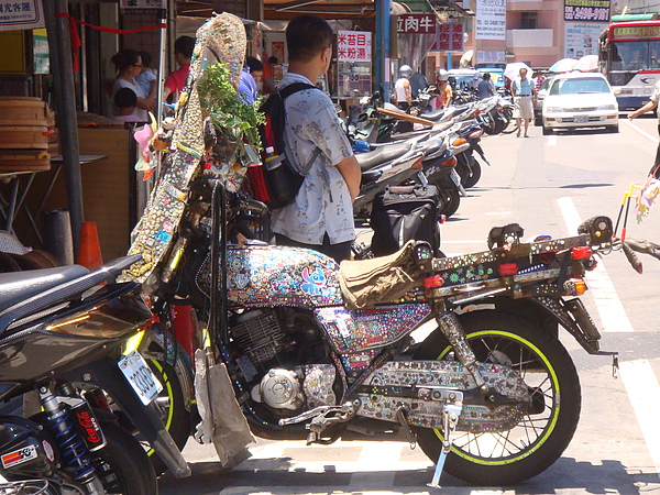 bling bling motorcycle on the street1.JPG