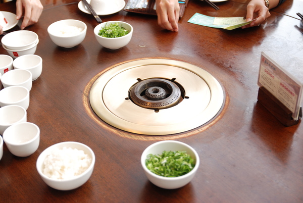 02桌上空空還沒上菜.JPG 02桌上空空還沒上菜.JPG