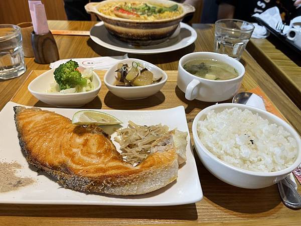 [食記] 新竹竹北市雅舍咖啡，好停車選擇多元