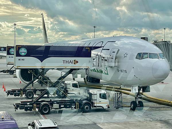 [分享] 長榮航空 BR76 AMS-TPE 餐點頗悲劇豪經艙