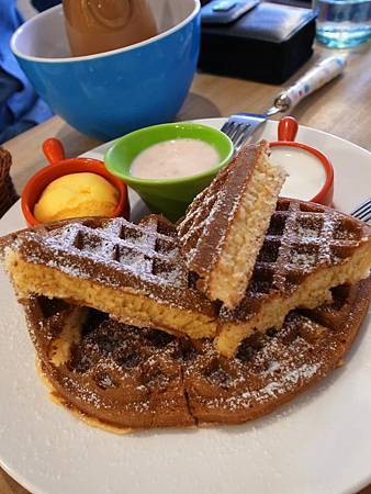 草莓優格waffle.jpg