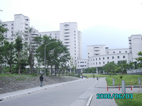 從車棚走回宿舍的一景