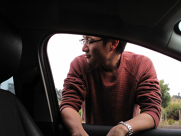 呼呼~ 在等犬舍的主人帶我們看狗狗