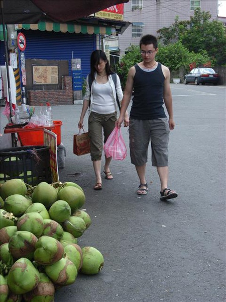 買椰子水的兩人