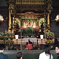 20060509-37-大殿中高僧帶領祭拜.JPG