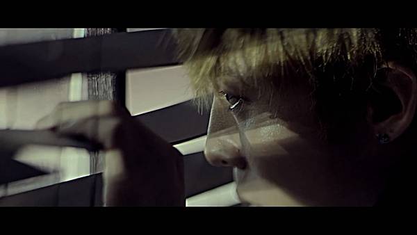 G-DRAGON - THAT XX.mp4_snapshot_00.05_[2012.09.01_14.25.23]