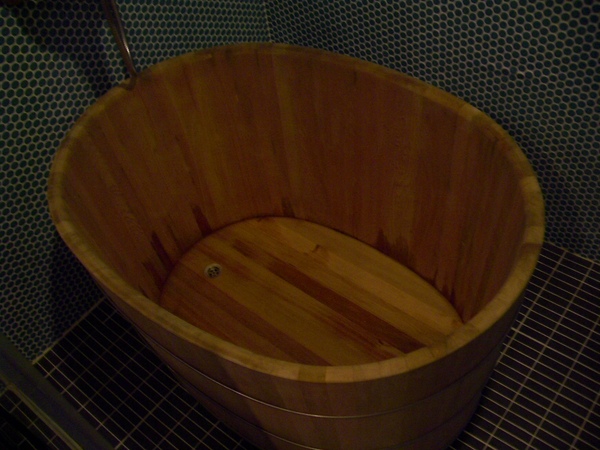 浴室的檜木桶,泡澡好香啊~